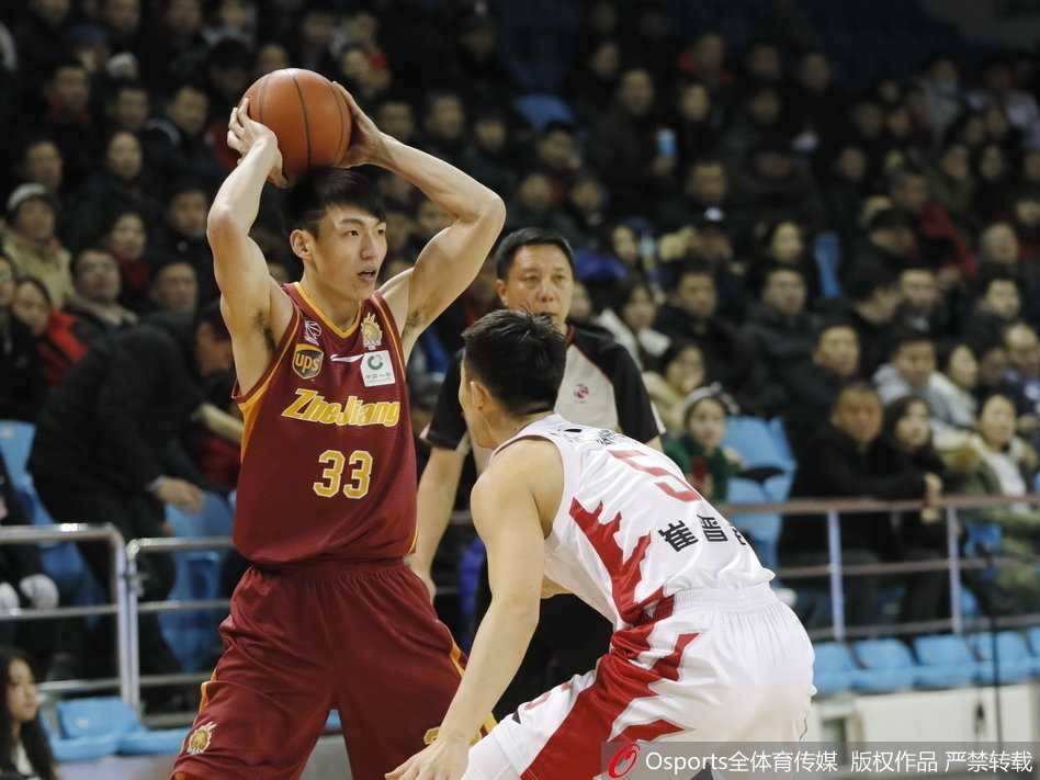 斯托克斯在吉林队内线高高跃起，面对三人包夹依然强硬将球放入篮筐，巨大的手掌和专注的眼神彰显着他对禁区的统治力。