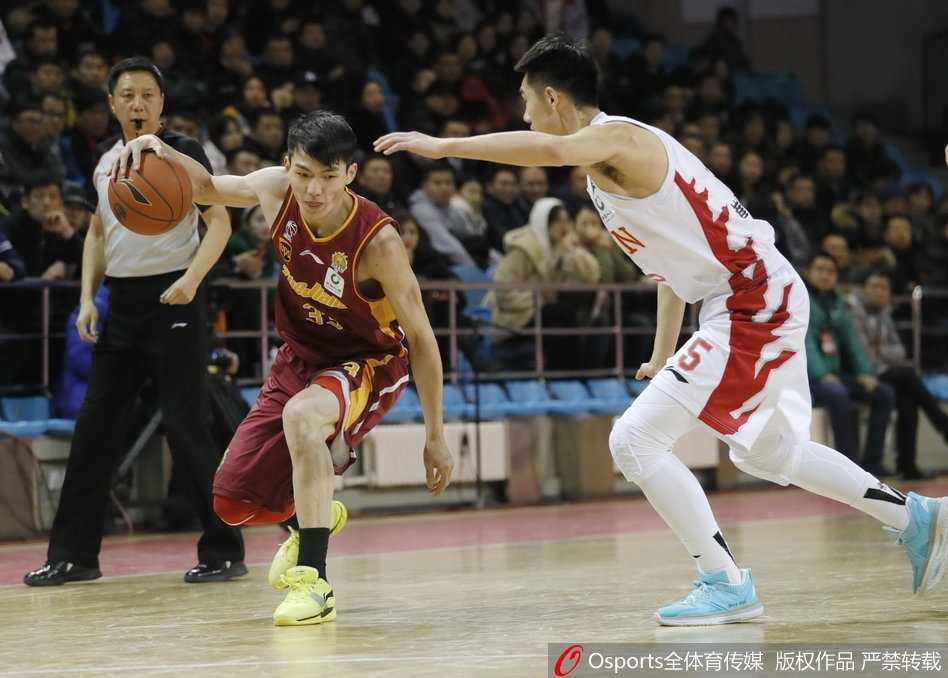 吴前在快速反击中轻盈上篮，他的速度和灵巧性让吉林队的防守形同虚设，全场22分的贡献是球队获胜的重要拼图。