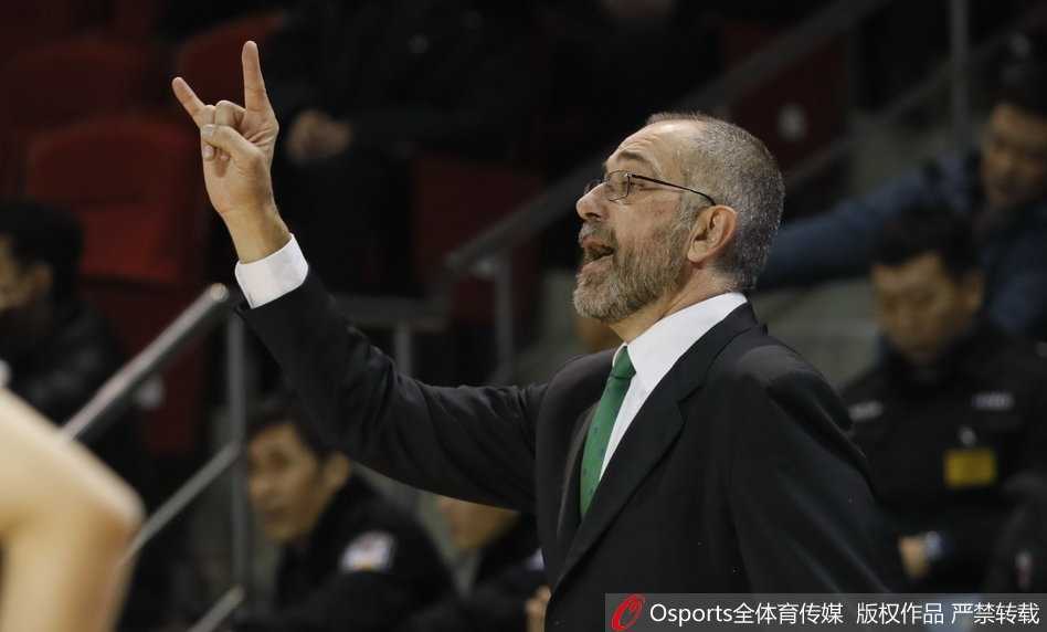 新疆队球员亚当斯在吉林队多人包夹防守下，依然从容运球寻找战机，眼神中透露出卫冕冠军的坚定。