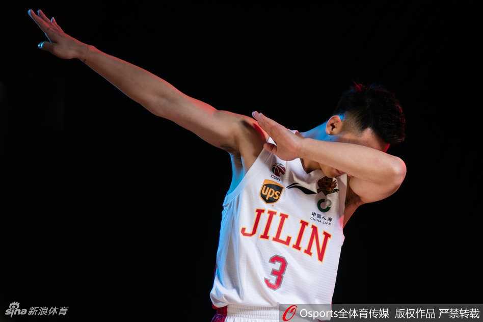 只见他手指摆出奇特造型，双眼用力向中间对拢，成功地变成了滑稽的斗鸡眼，配合上那副一本正经的表情，喜剧效果瞬间拉满。