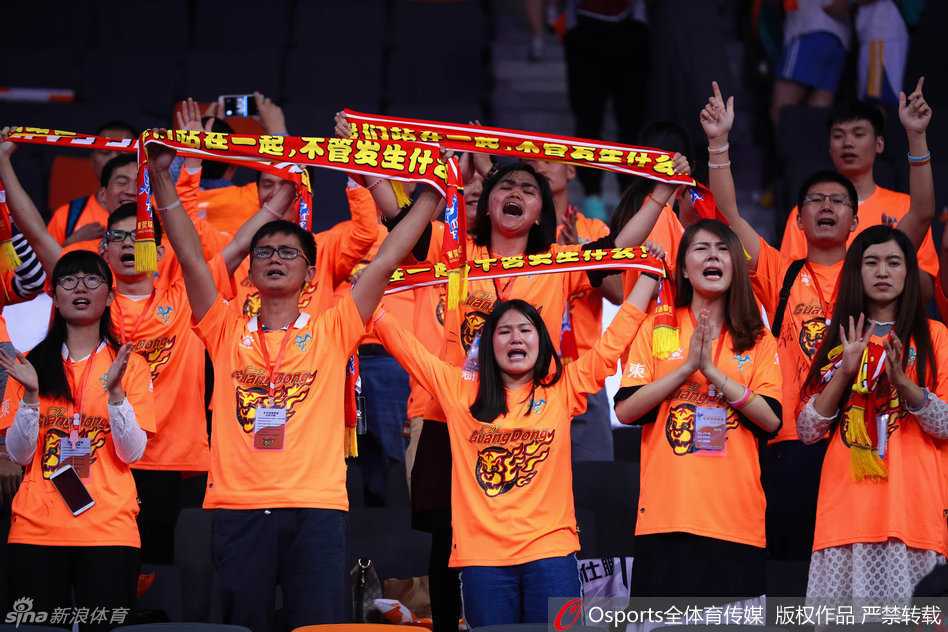 广东队后卫赵睿在赛后低头不语，神情懊恼，年轻的脸上写满了对失利的不甘与自责。