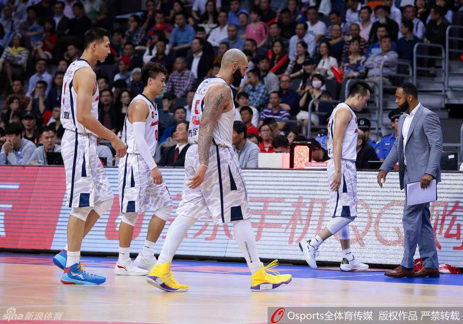 广东队总经理朱芳雨在场边神情落寞，他眼神空洞地望着球场，脸上写满了对比赛失利的失望与不甘。