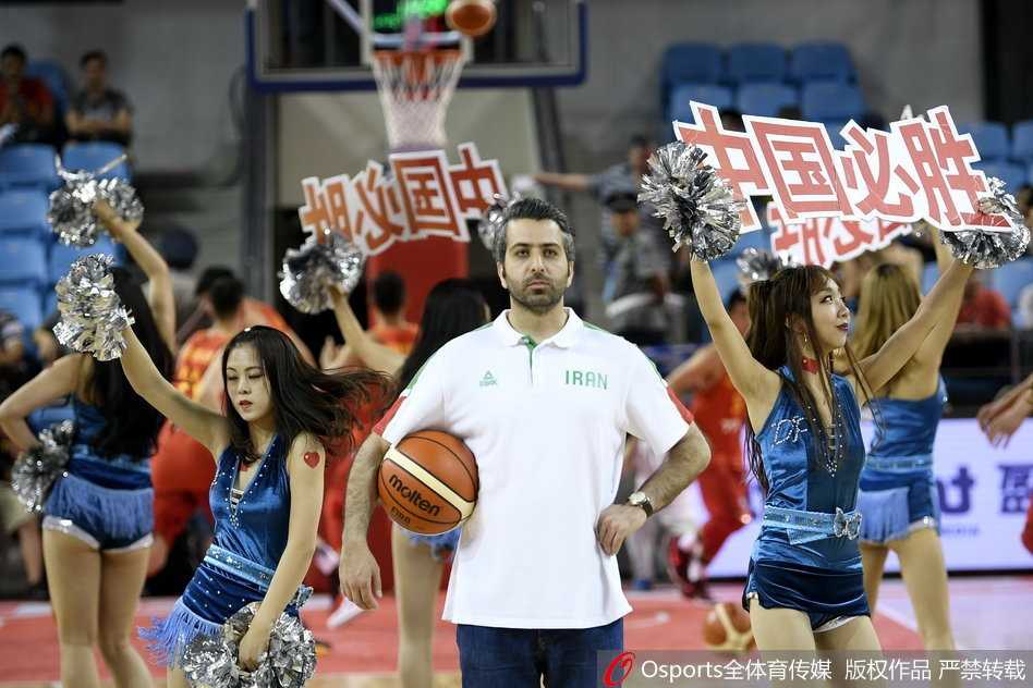 聚光灯下，篮球宝贝们扎着利落的马尾，随着动感节拍扬起自信的笑脸，整齐划一的舞步瞬间引爆全场热情。