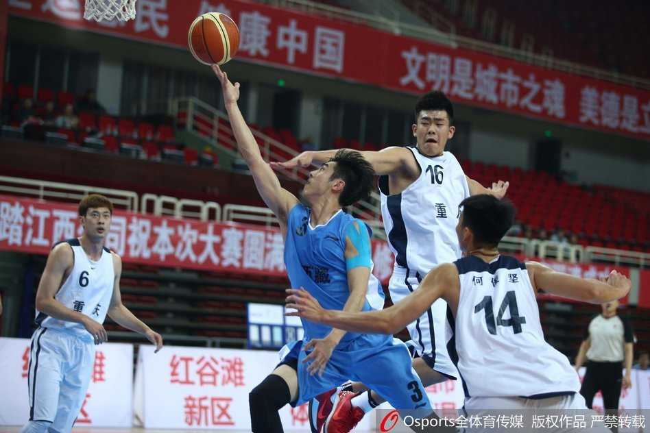 张振楠在三分线外自信出手，篮球划过完美弧线，对手只能望球兴叹。
