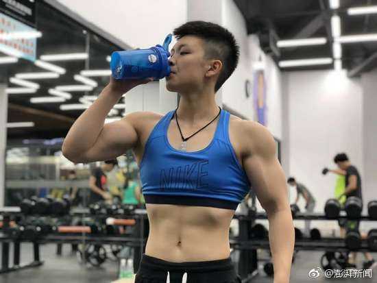 孙婧琪双手叉腰展现金字塔般的倒三角身材，整体比例协调完美，展现出一种健康、阳光、充满活力的运动之美。