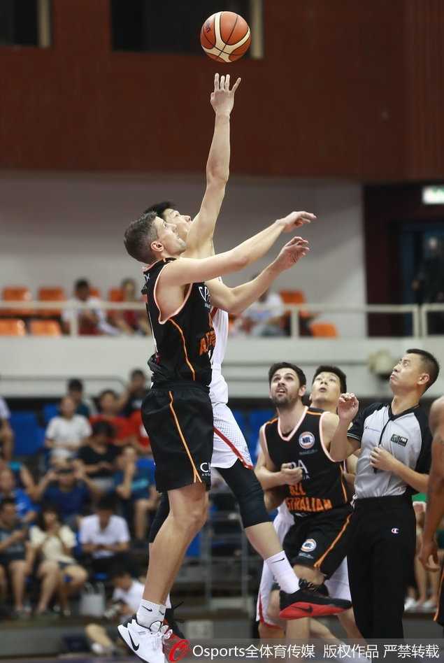 李根犹如坦克般碾入内线，扛开防守者，强硬上篮霸气十足。