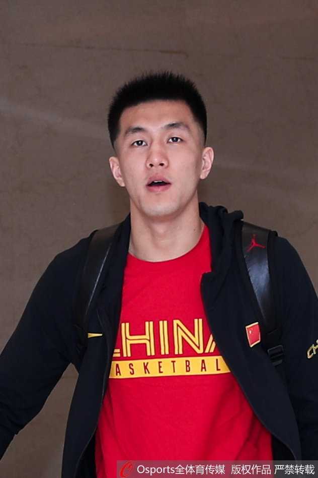 内线支柱韩德君在低位接球，面对多人包夹依然稳健地卡住位置，展现了