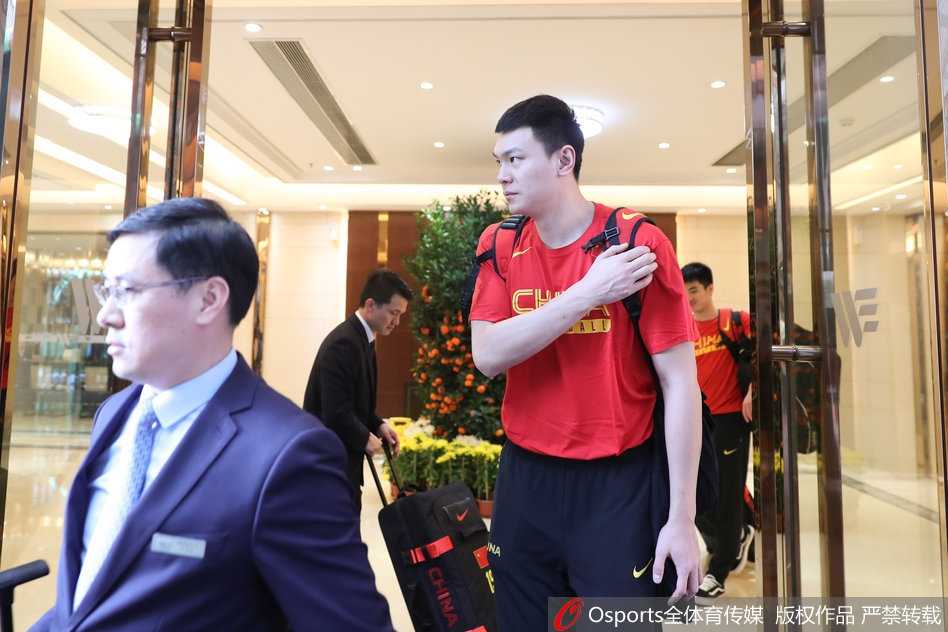 年轻的胡金秋在场上奋力拼抢篮板，虽然身体对抗尚未达到巅峰，但积极的姿态展现出蓝队未来的希望。