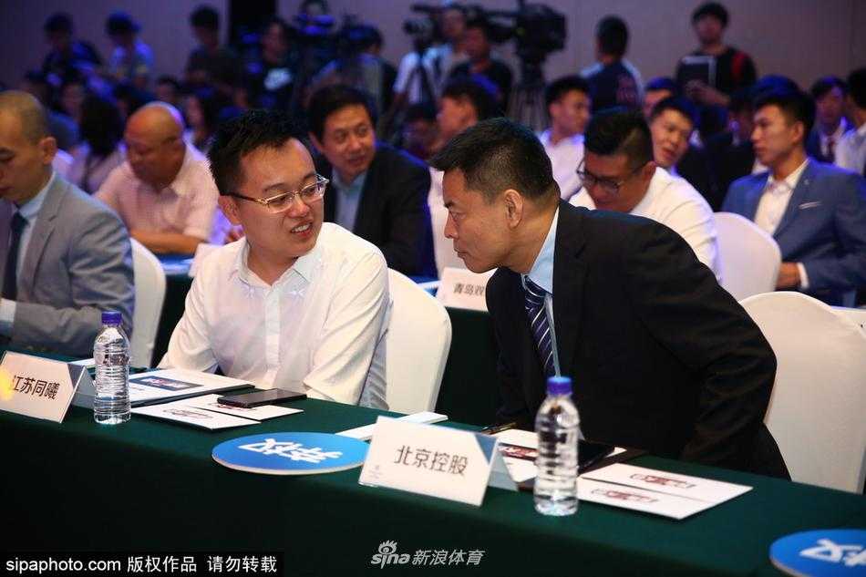 选秀现场一名西装革履的参选球员正在接受媒体采访，他面带微笑侃侃而谈，背景板上“CBA选秀大会”的字样清晰可见，青春的气息扑面而来。