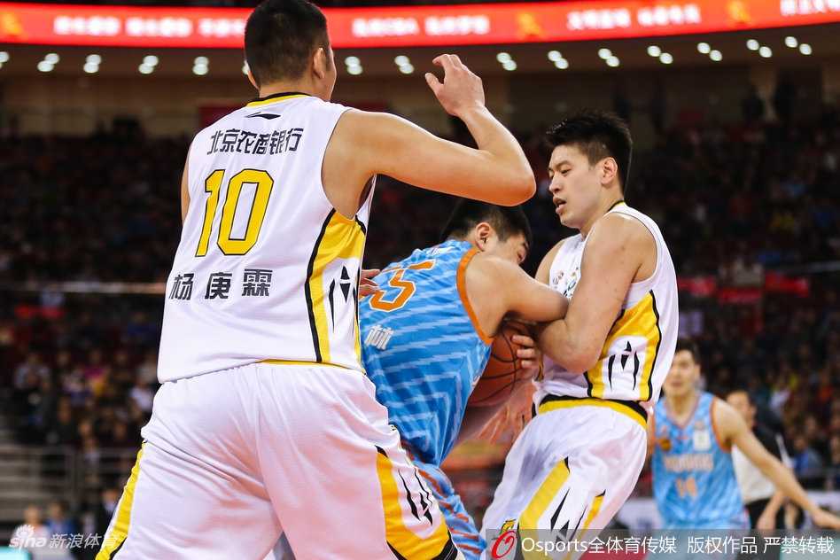 比赛结束后，新疆队球员李根被队友围在中间庆祝胜利，他紧握拳头，脸上洋溢着兴奋的笑容，这是属于他的夜晚。