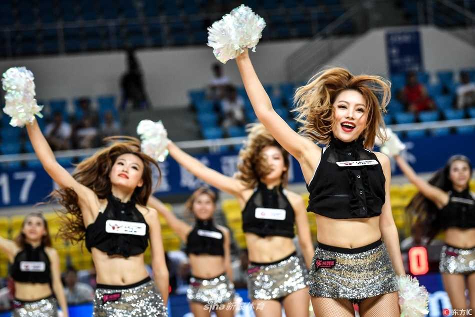 表演结束，啦啦宝贝们向观众致意后退场。逆光的镜头捕捉下她们优美的身形轮廓，虽然即将离开聚光灯，但她们留下的热情与美好已经深深刻在在场每个人的心中。