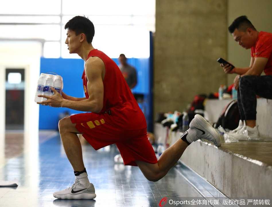 另一块场地上，老将曾令旭正压低重心，张开双臂死死缠住试图背身单打的李根，防守态度极其强硬，汗水已湿透了他的球衣。