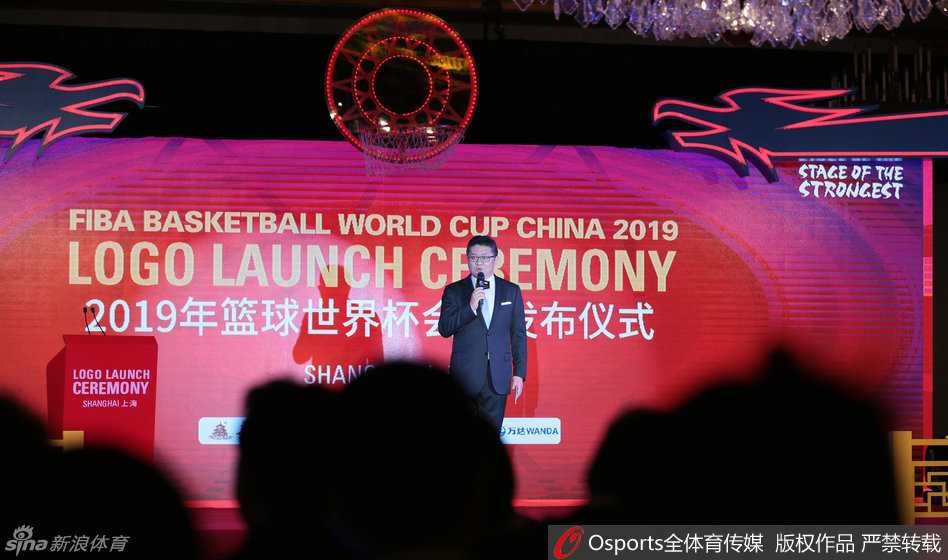 姚明与一位业余篮球运动员代表共同推动装置，会徽在红色大门的开启中正式揭晓，现场气氛达到高潮