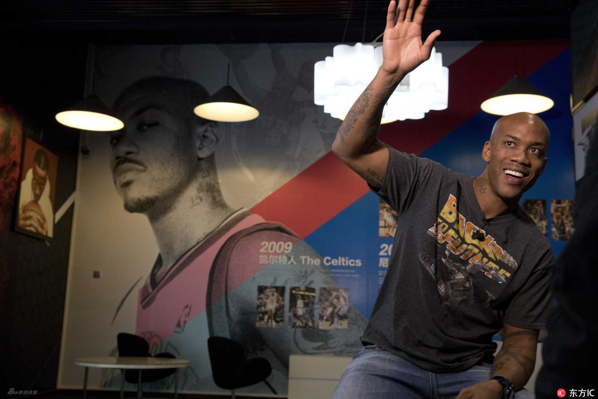 马布里在博物馆入口处转身挥手，用灿烂的笑容回应着球迷的不舍与爱，仿佛在说‘别担心，我还在’。