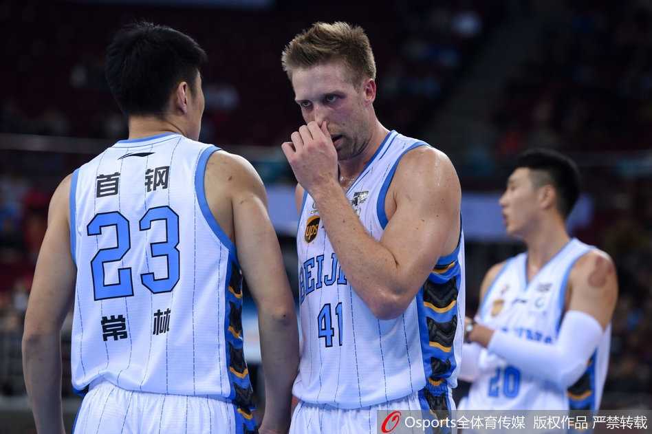 方硕在比赛关键时刻持球单打，面对防守球员的贴身紧逼，他毫不畏惧，眼神中透露出必胜的信念和杀手的本色。