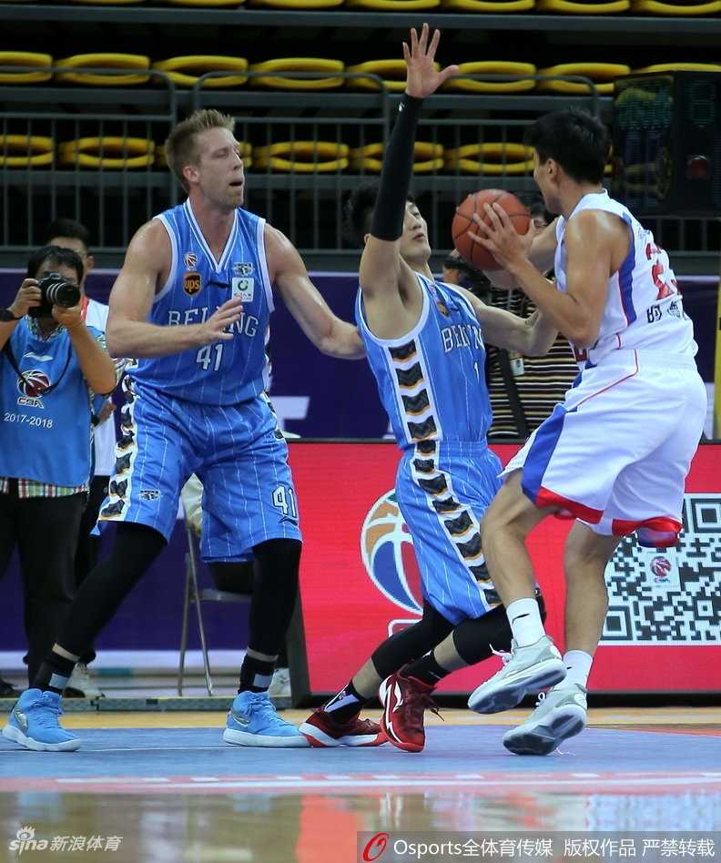 天津队外援霍尔曼在对抗中痛苦倒地，双手捂住腰部，队友和对手都围拢过来，现场气氛一度凝固。