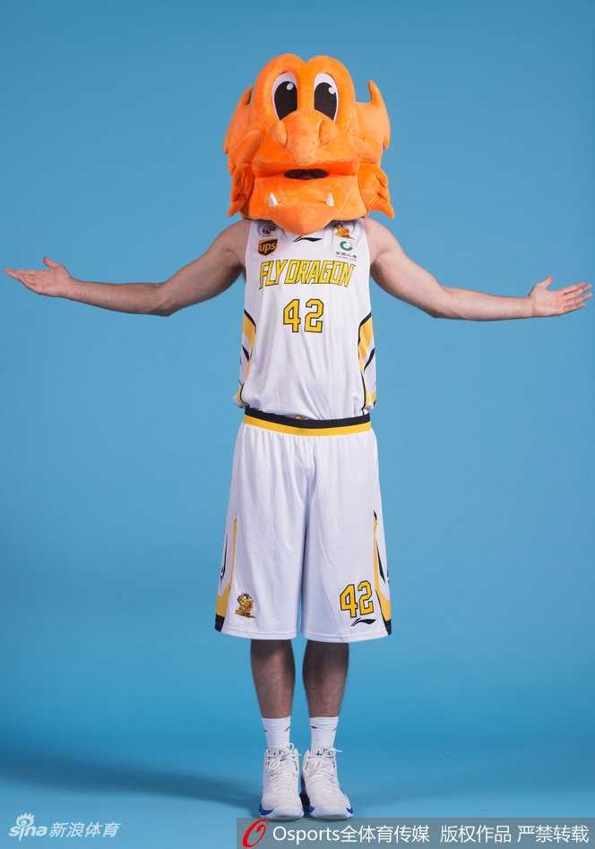 约旦板爷阿巴斯嘴角微扬，似乎在思索如何在新赛季再次施展他的神奇定律，他的全能身手和防守硬度是北控不可或缺的拼图。