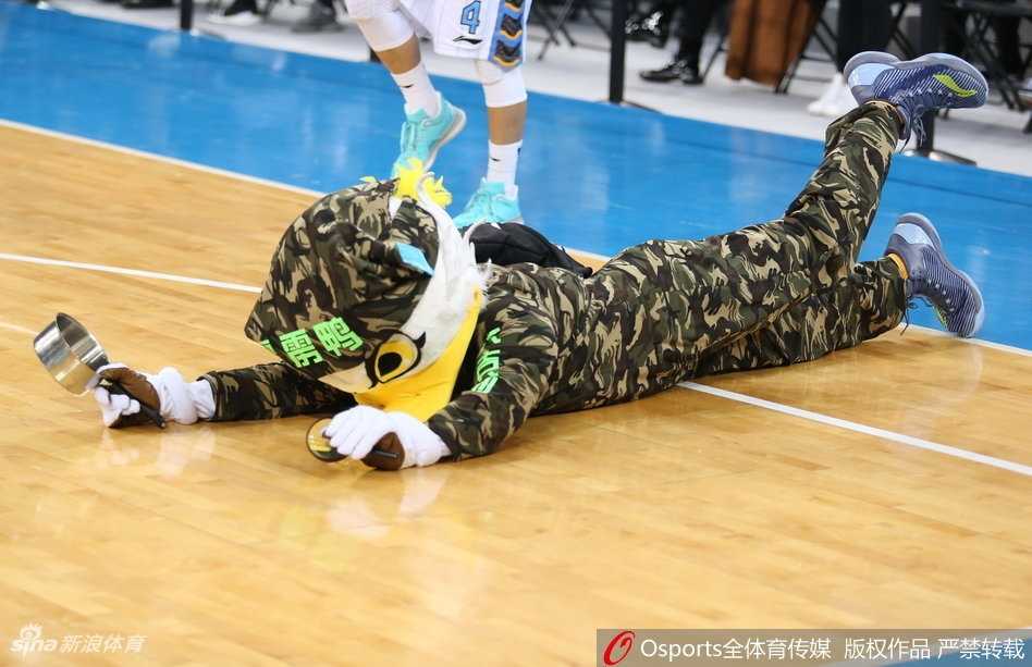 比赛即将结束，霹雳鸭坐在场边的台阶上，双手抱着巨大的脑袋作思考状，仿佛在回味整场比赛的精彩瞬间，又像是在琢磨下一个能让球迷开怀大笑的新点子。