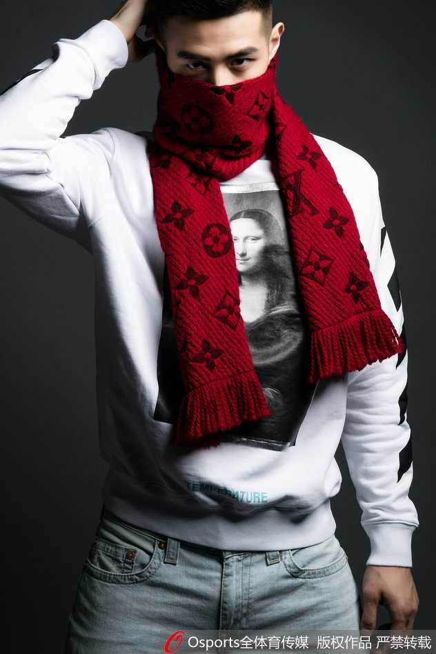 方硕身穿长款深色大衣，内搭连帽衫，行走间抓拍，动态感十足，尽显休闲潮范儿。