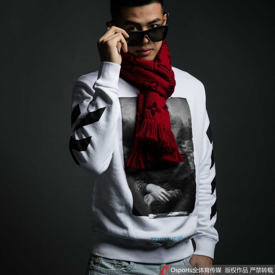 特写镜头下，方硕佩戴精致的腕表，手部自然下垂，细节处彰显成熟男性的精致品味。