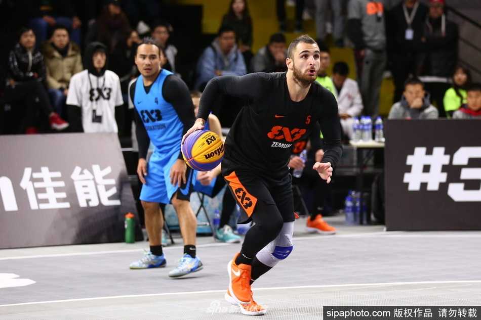 扣篮大赛中，波兰选手拉法尔·利平斯基如滑翔机般飞跃队友和道具，单手将球狠狠砸进篮筐，其惊人的滞空能力和爆发力引发现场观众一片惊呼。