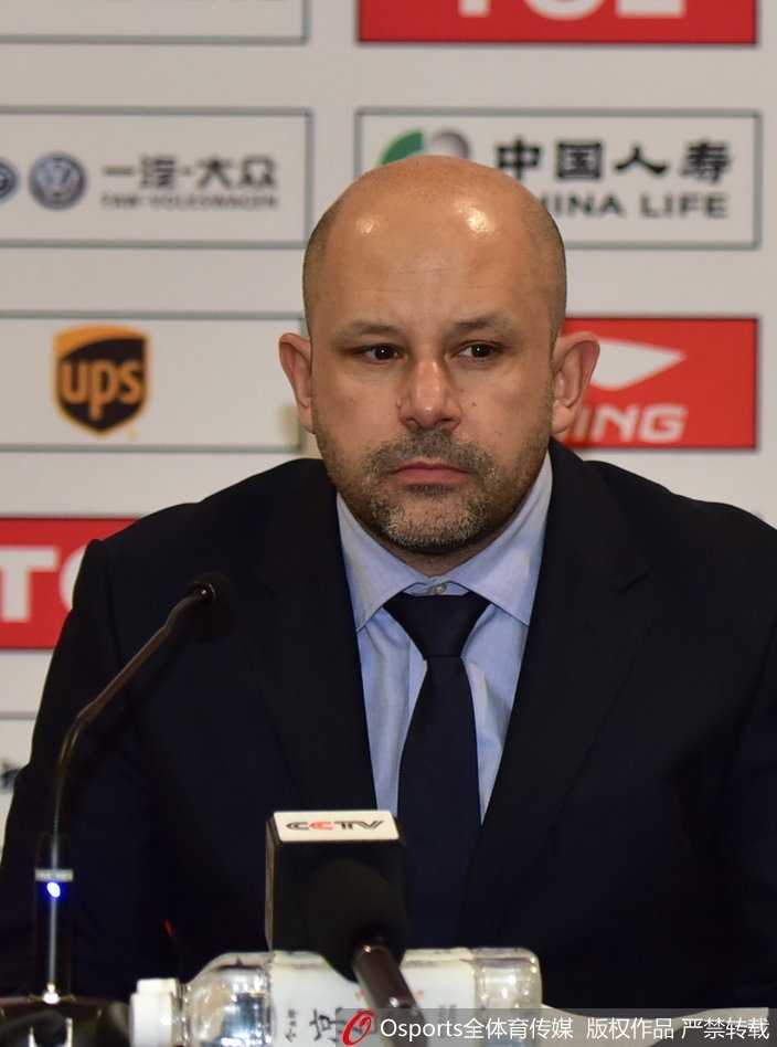 发布会现场，方硕面对镜头神情专注而诚恳，双手稳稳放在桌上，耐心解答记者的提问，展现出职业球员的专业素养。