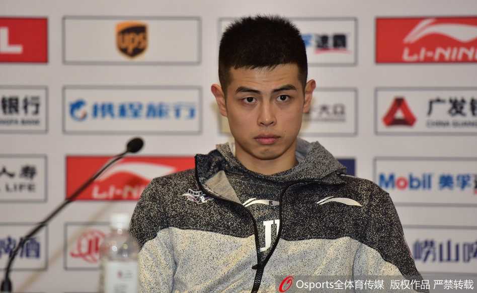 镜头聚焦在方硕坚毅的侧脸，他微微低头看向桌面，话筒前摆放的矿泉水瓶倒映出场馆的灯光，定格了赛后新闻发布会的瞬间。