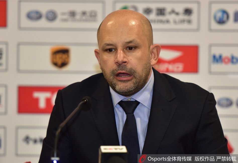 聚光灯下的方硕面带微笑，从容地对着话筒侃侃而谈，身后的背景虚化成温柔的光斑，凸显出他此刻的自信与成熟。