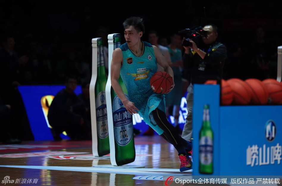 上海队外援弗雷戴特在全明星三分大赛中出手，皮球划过指尖，带着高速旋转飞向篮筐