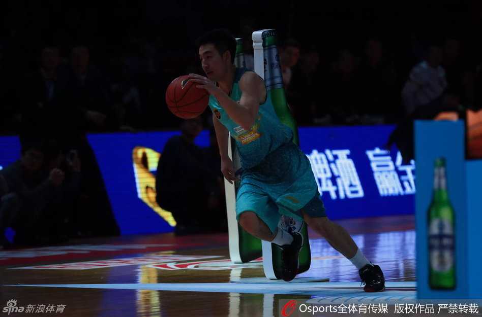 扣篮大赛评委席上，王治郅等篮坛名宿神情专注地为球员打分，眼神中透露出对后辈的期许