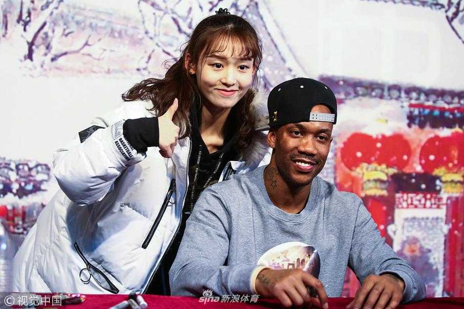 冬日的北京寒风凛冽，但在马布里之家门外，热情的球迷早已排起长龙，他们身着马布里的球衣，眼神中充满期待