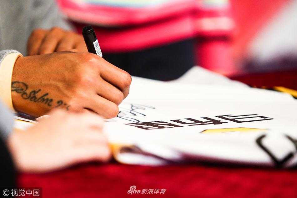 活动结束，天色渐晚，马布里坐在车里向窗外挥手告别，车窗外的球迷依然高举着横幅，久久不愿离去