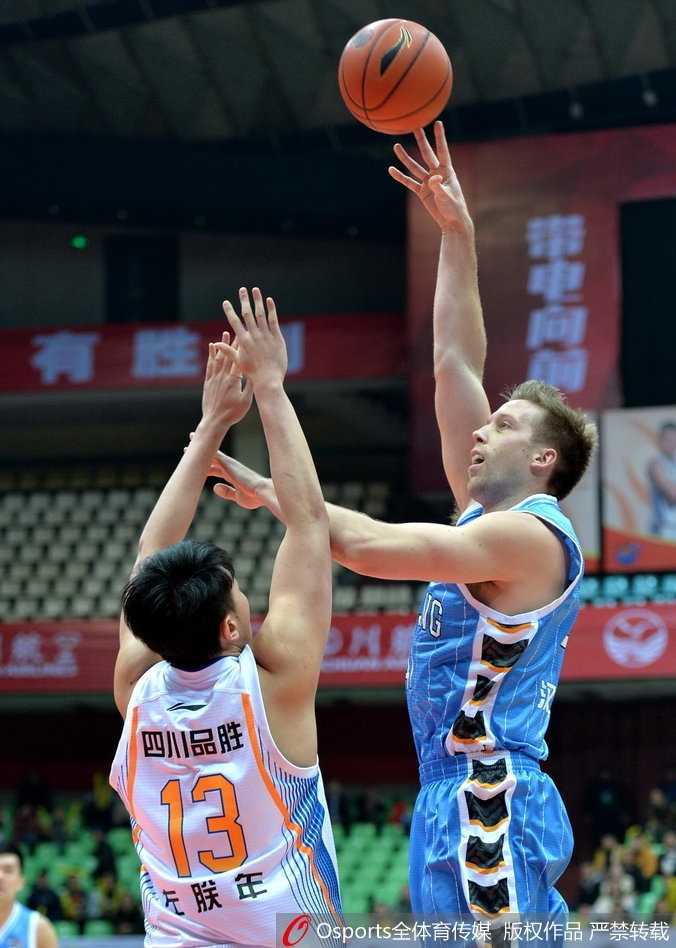 四川队外援富兰克林运球突破，面对北京队的包夹防守毫无惧色，眼神坚定寻找传球空档
