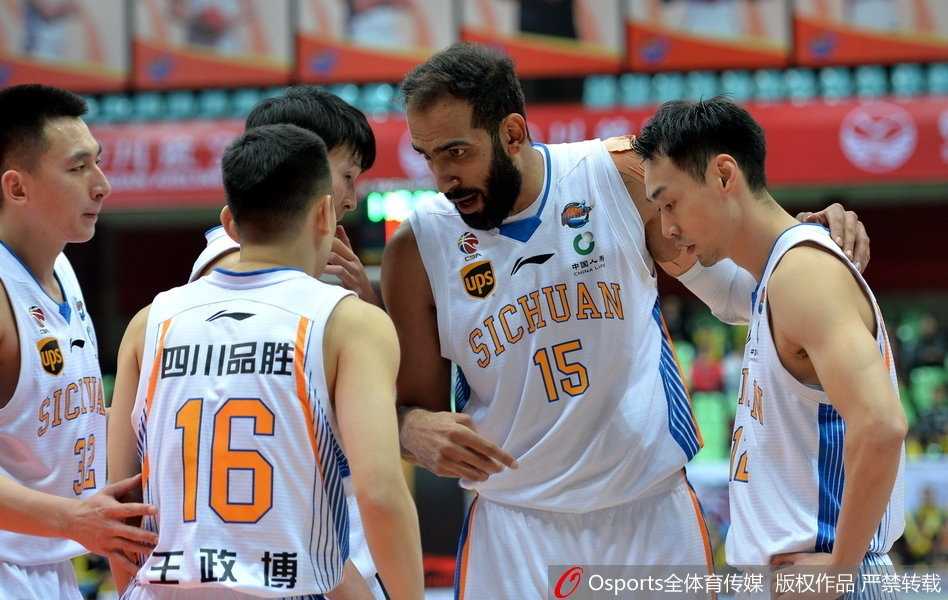 北京队小外援杰克逊带伤作战，在三分线外自信出手，篮球划过一道完美弧线直坠网窝