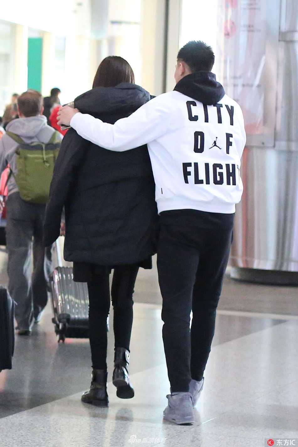 两人终于汇合，郭艾伦自然地靠近女友，眼中满是藏不住的喜悦与关切，仿佛在用眼神询问对方旅途是否疲惫，画面充满了恋人重逢的甜蜜气息。