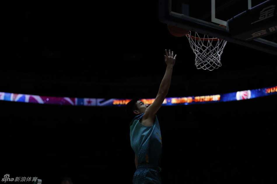 在全明星正赛中，南区明星队的弗雷戴特寻觅到快攻机会，持球直杀篮下。他高高跃起，以一记势大力沉的单手劈扣完成终结，这记暴扣瞬间点燃了全场观众的激情，证明了‘寂寞大神’绝非只会投篮。