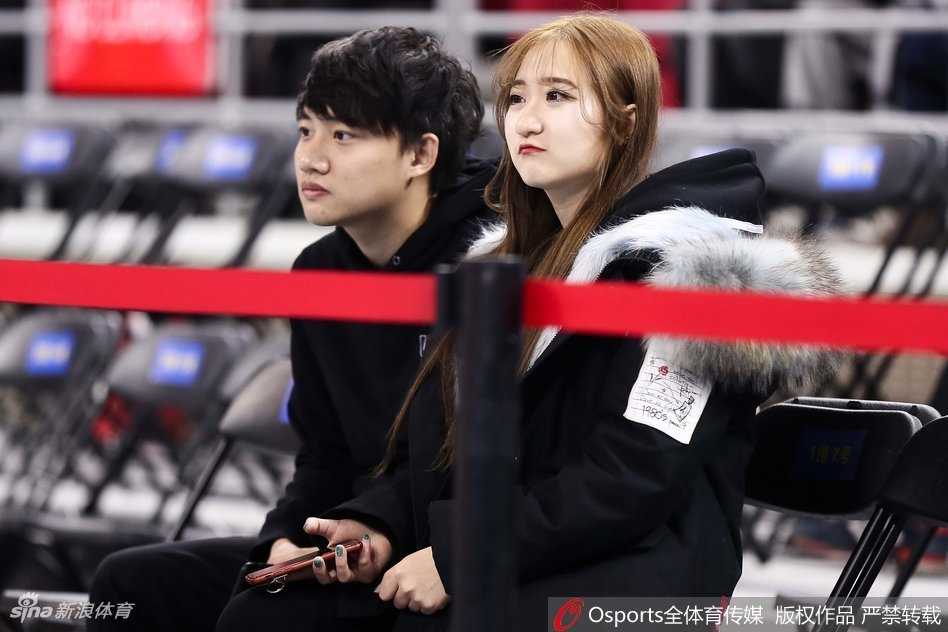 比赛间隙，一名戴着可爱毛线帽的女孩低头查看手机，或许是在和无法到场的闺蜜分享现场的喜悦，又或是记录下汉密尔顿刚刚那记石破天惊的扣篮瞬间。