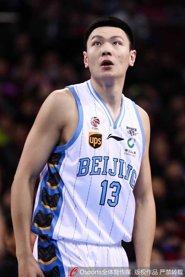 终场哨响，比分定格在117-110，朱彦西高举双臂握拳怒吼，与队友翟晓川激情撞胸庆祝，身后的记分牌和漫天欢呼的球迷，共同定格了这个属于北京队的荣耀夜晚