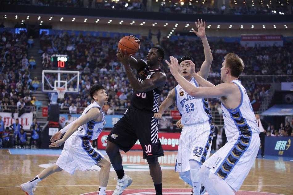 辽宁队哈德森持球快速反击，北京队球员刘晓宇在身后紧追不舍