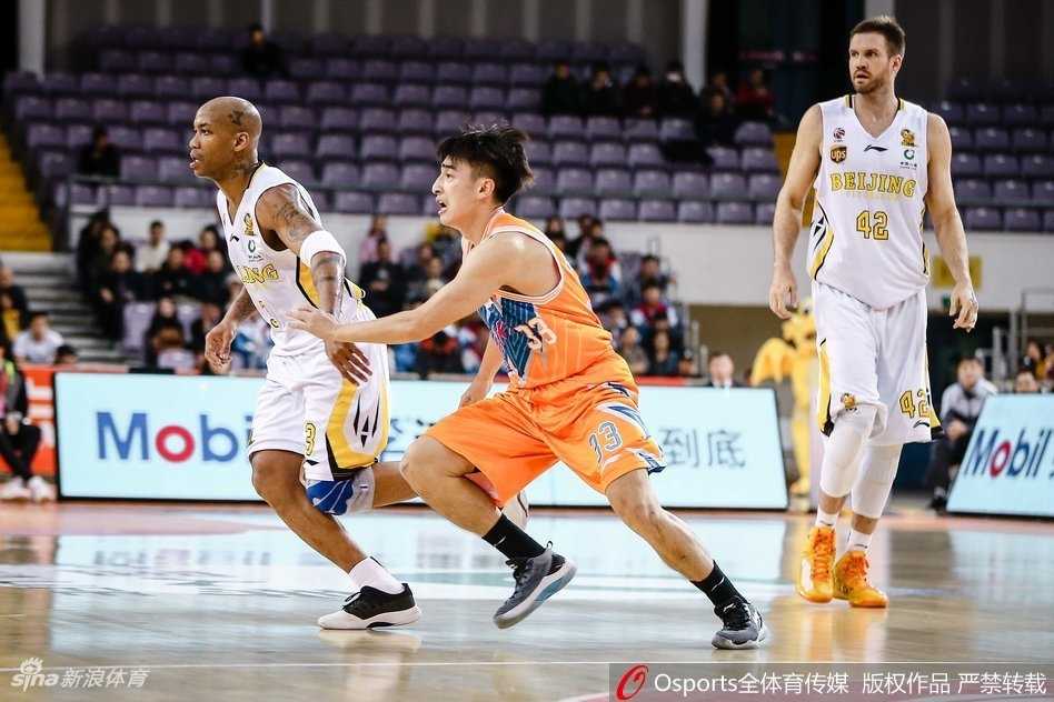 拿下关键胜利的北控将士们在场地中央围成一圈，齐声怒吼，宣泄着比赛中从领先到被追平再到绝杀的紧张情绪。