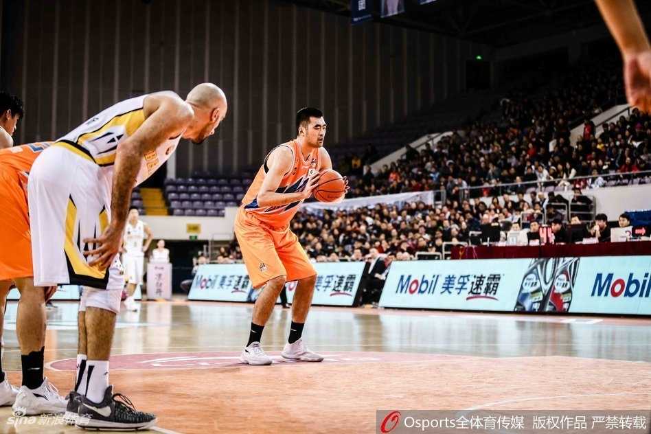 全场拿下准三双的阿巴斯在防守端威慑力十足，他高高跃起试图封盖上海球员的上篮，身后的计时器定格在最后时刻。