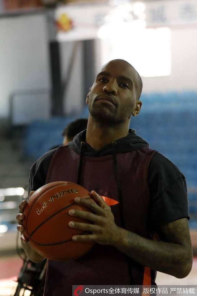 雅尼斯教练在场边双手比划，神情严肃地向队员们布置战术，试图唤醒球队的进攻活力