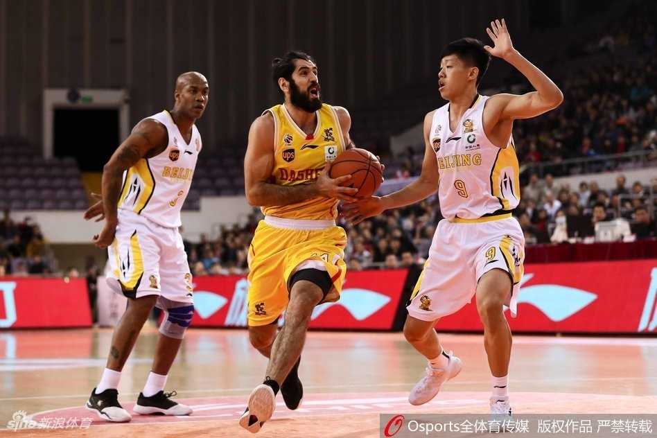 兰多夫背身单打犹如一头愤怒的公牛，他死死卡住防守人位置伸手要球，肌肉线条在灯光下清晰可见，篮下的卡位战充满了原始的野性