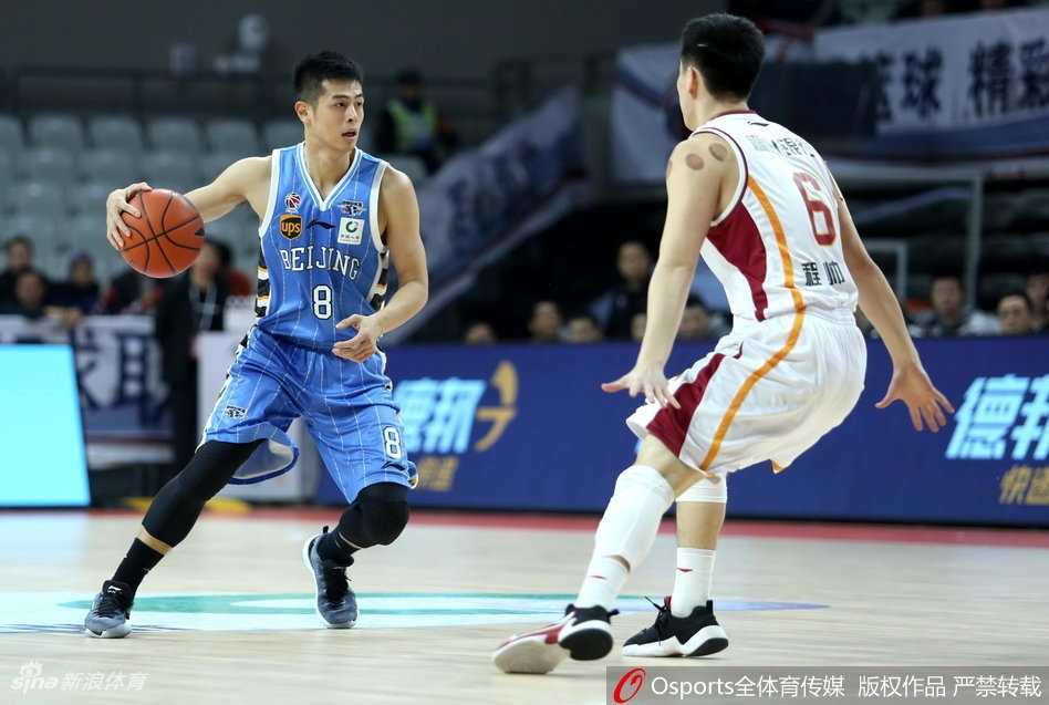 北京队内线球员在浙江队多人包夹之下，依然奋力将球补进篮筐，展现出必胜的决心和强悍的球风。