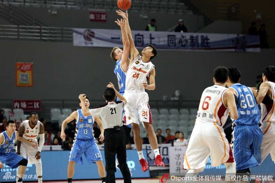 浙江男篮球员在主场球迷的助威声中，试图突破北京队的严密防线，比赛伊始气氛便紧张激烈。