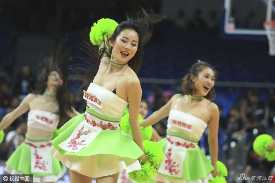 篮球宝贝换装俏皮风格的短裙，展现出不一样的青春活力，在比赛间隙用舞蹈为现场持续升温。