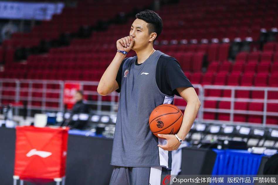 队友们在场边休息，汉密尔顿却仍在另一侧加练投篮，孤独的身影与明亮的场馆构成一幅关于热爱与坚持的画面