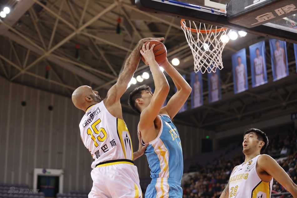 在奥体中心明亮的灯光下，北控球员脸上写满了不甘，他们目送着福建队的拉斯-史密斯如同鬼魅般突破防线，那道橙色的身影在这一刻显得如此孤独而绝望。