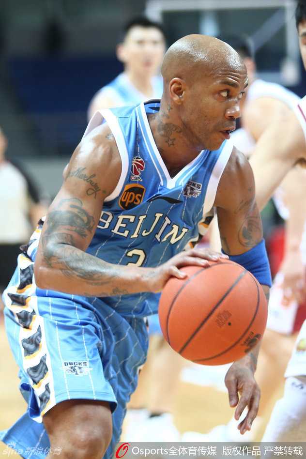 马布里在浙江队一次次成功的防守后情绪有些激动，他摊开双手追着当值裁判不停地用言语解释着什么，身后的孙悦则默默地看着这一切，眼神中透露出些许无奈。