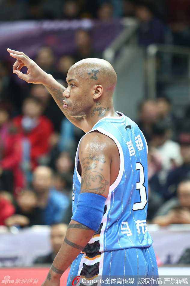 在主队球迷震耳欲聋的助威声中，北京队发起潮水般的攻势，张庆鹏犹如一把尖刀，持球高速杀入浙江队腹地，面对补防的球员，他高高跃起，在空中舒展身体，完成了一次难度极高的上篮。